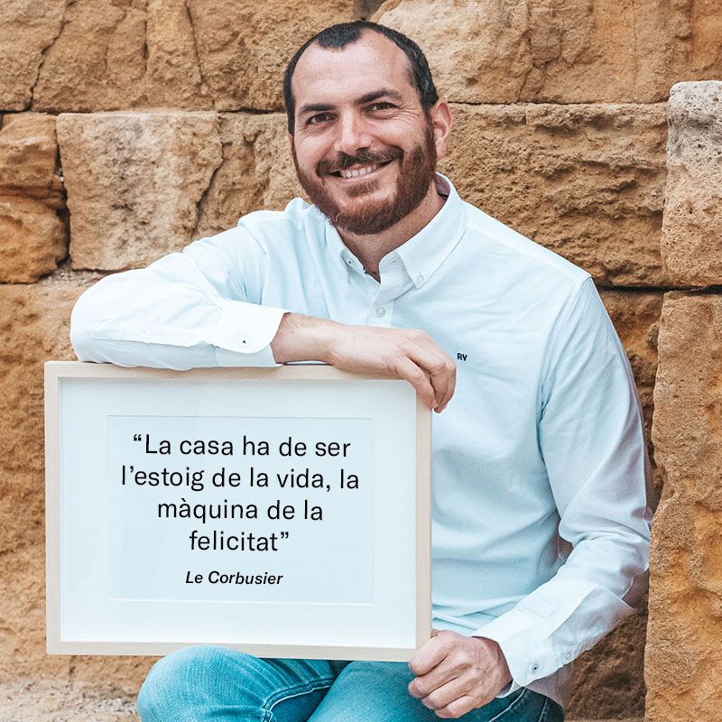 Ivan Muñoz amb la cita de Le Corbusier «La casa ha de ser l’estoig de la vida, la màquina de la felicitat»