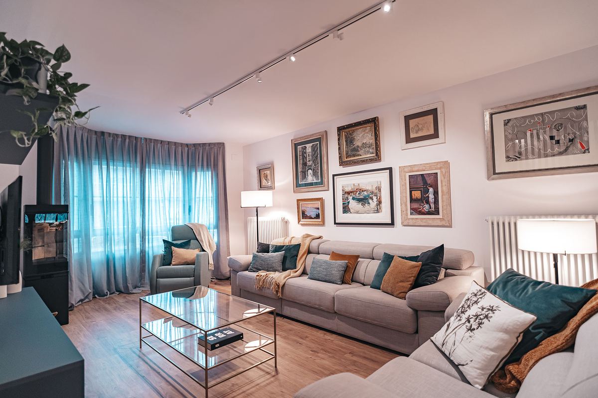 Sala d’estar amb sofà i paret de quadres