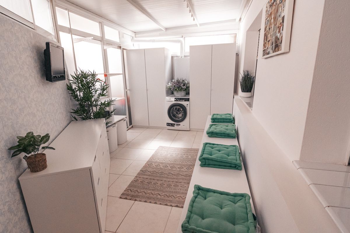 Zona d’estar i de rentat al costat de la cuina