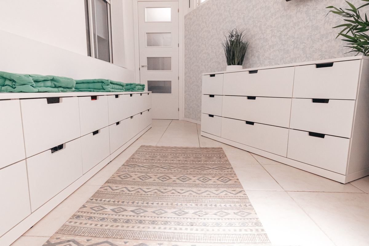 Zona de rentat amb emmagatzematge ocult i catifa